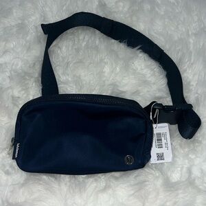 Lululemon Everywhere Black Belt Bag 1L True Navy